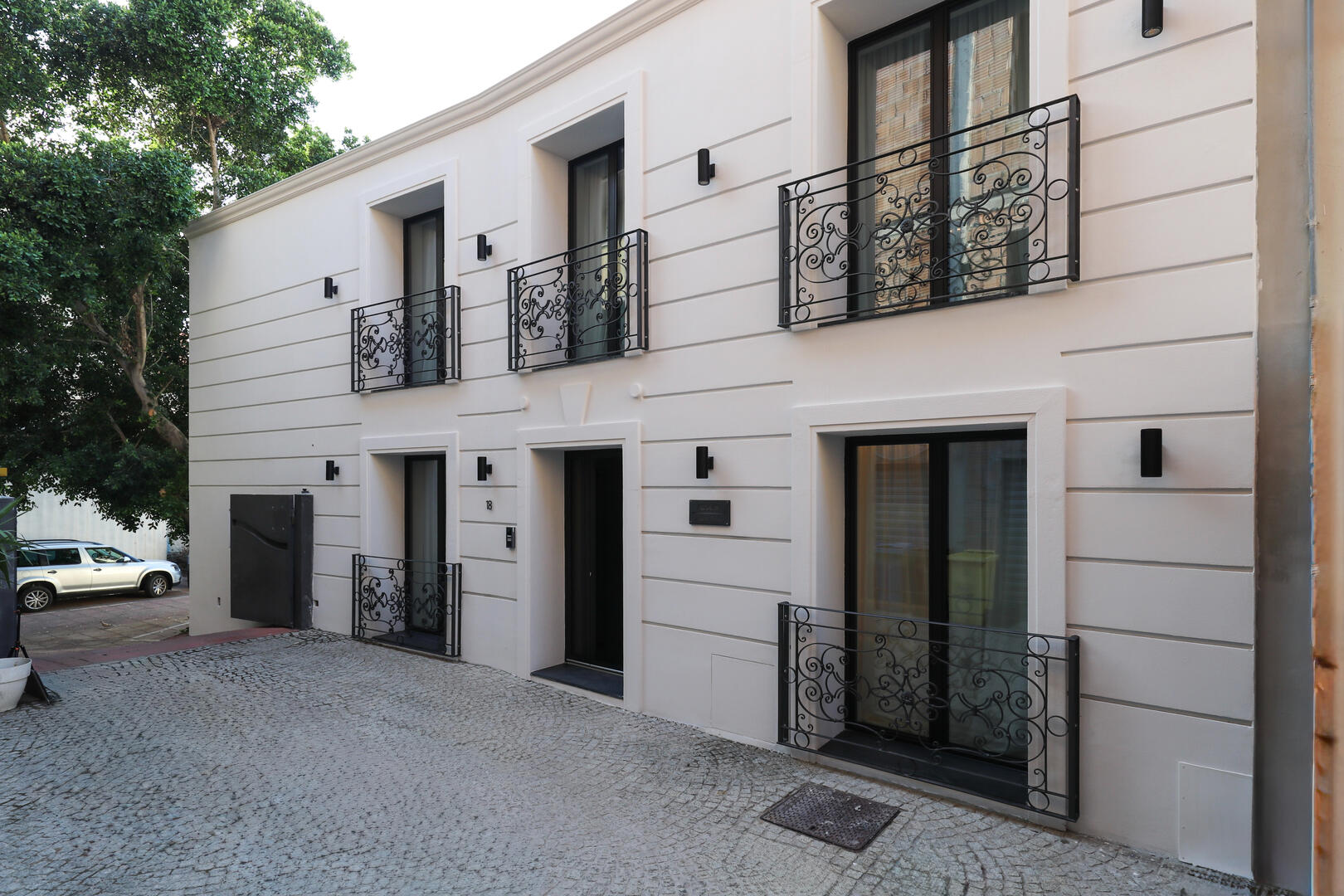Amazing renovation of a ruin at the end of a quite dead-end street