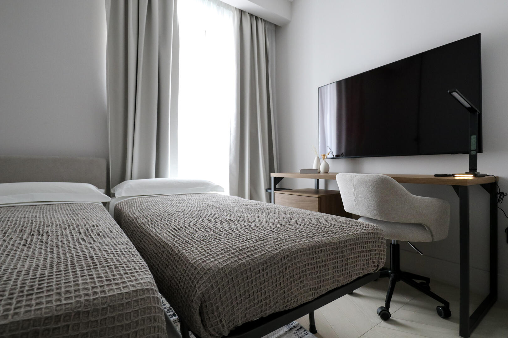 1 or 2 guests can sleep in the second bedroom with a workspace